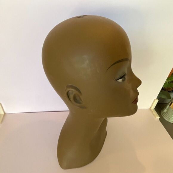 Vintage dark skin mannequin head, wig stand; beautiful face and make up - Picture 3 of 9